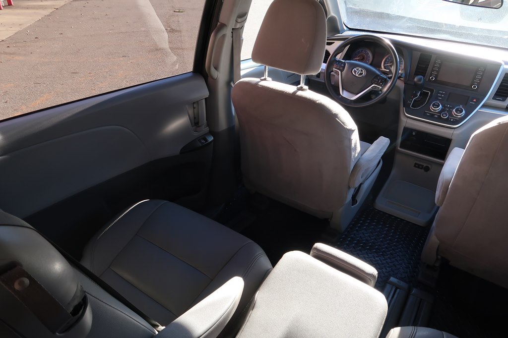 Photo 37 of this TOYOTA SIENNA