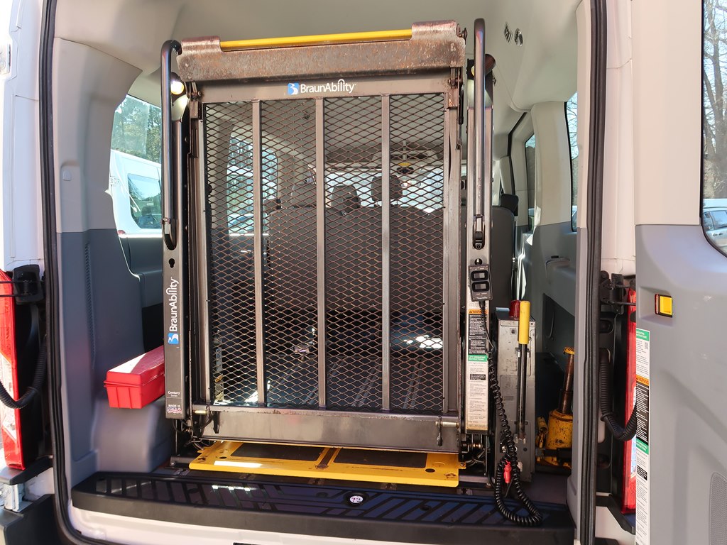 Photo 23 of this FORD TRANSIT