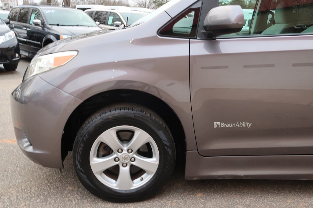 Photo 42 of this TOYOTA SIENNA