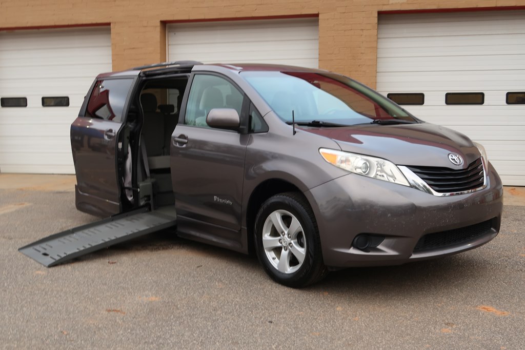 2011 TOYOTA SIENNA