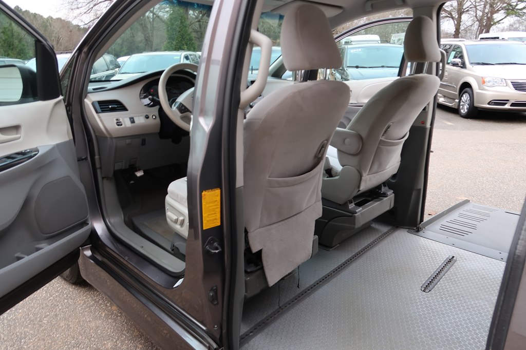 Photo 28 of this TOYOTA SIENNA