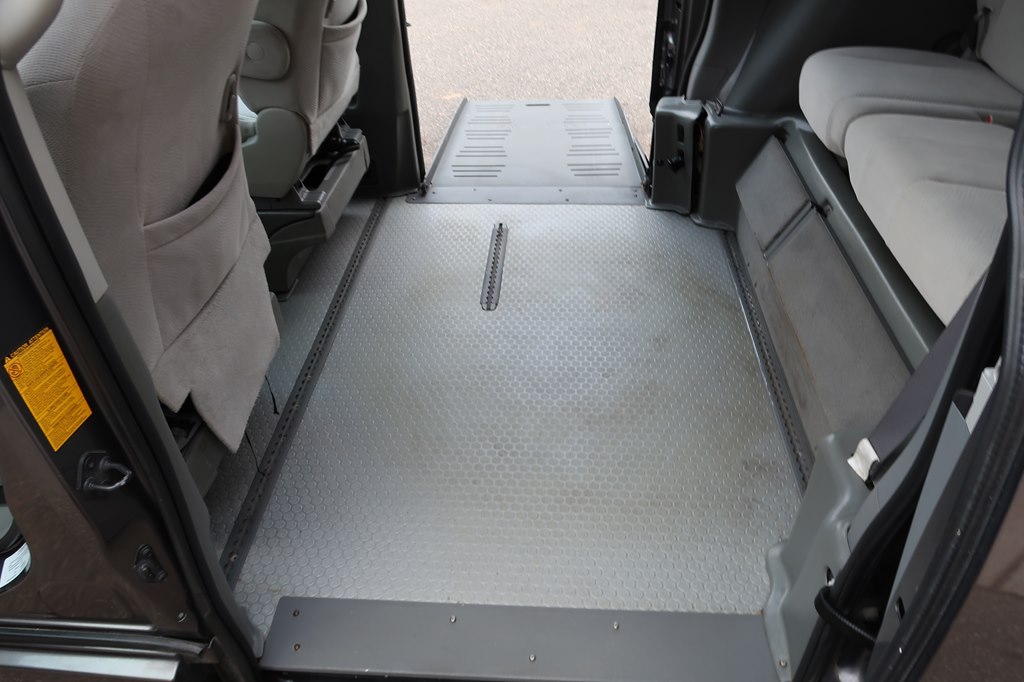 Photo 3 of this TOYOTA SIENNA