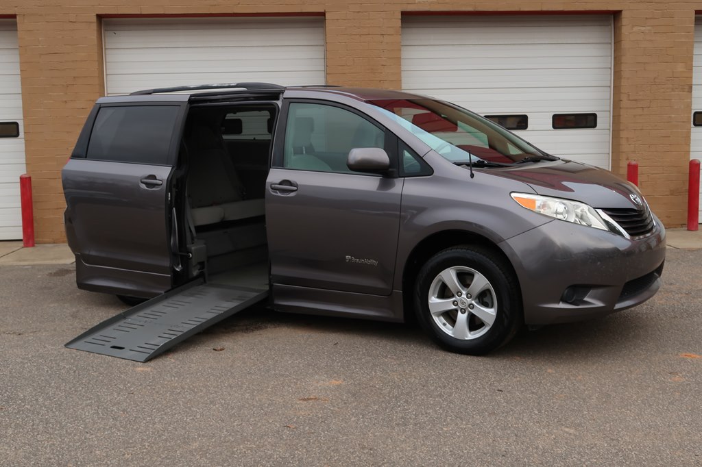 Photo 18 of this TOYOTA SIENNA