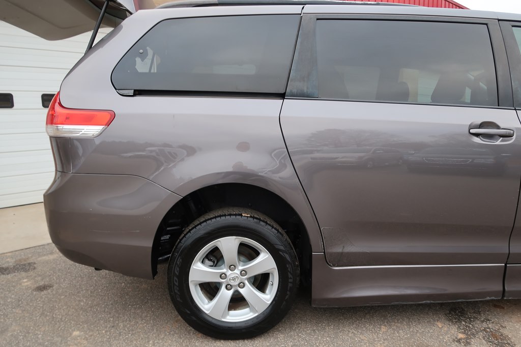Photo 40 of this TOYOTA SIENNA