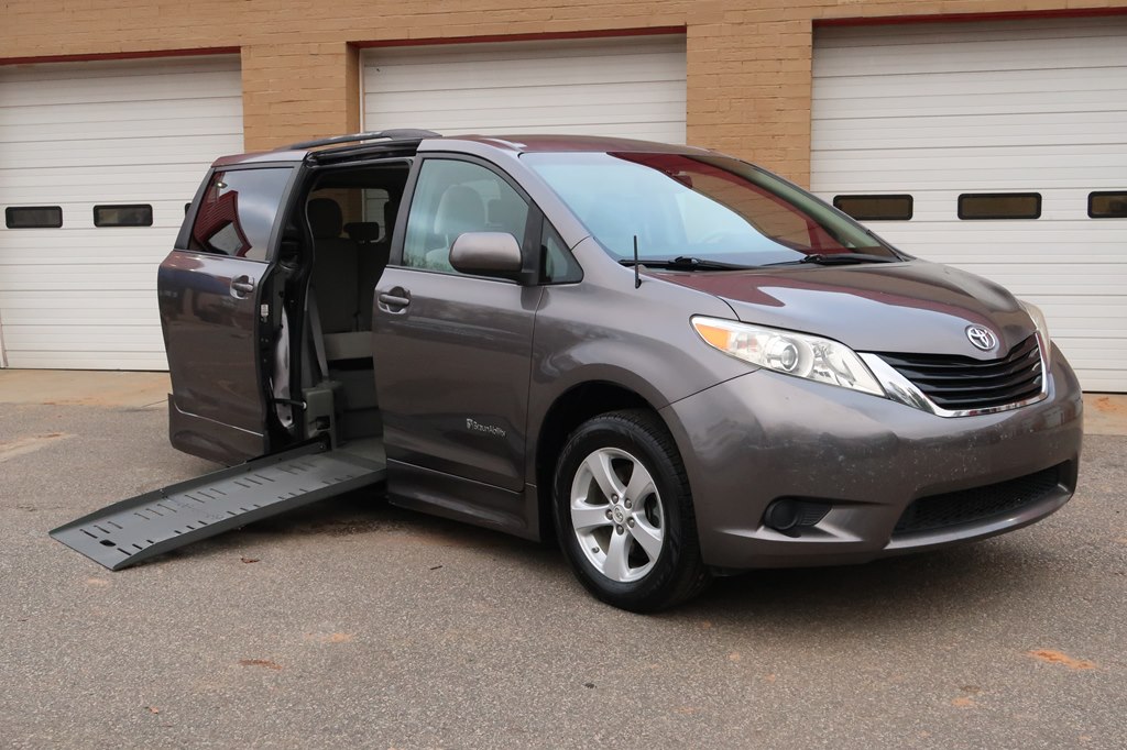 Photo 16 of this TOYOTA SIENNA