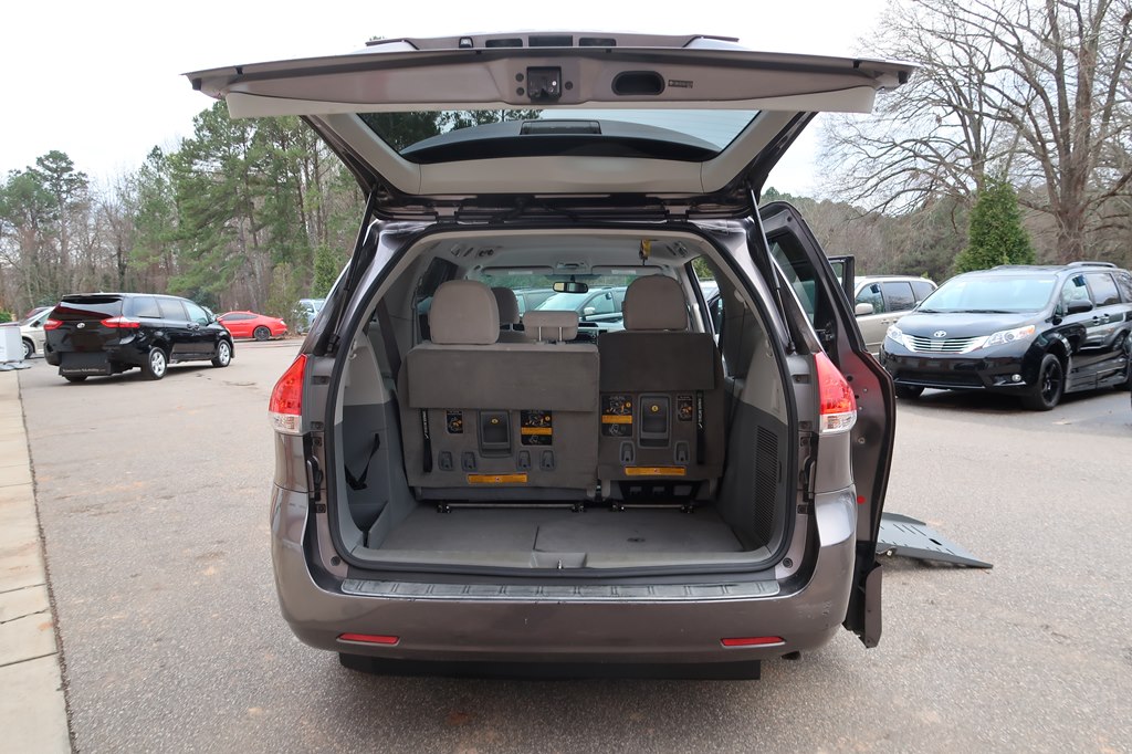 Photo 25 of this TOYOTA SIENNA