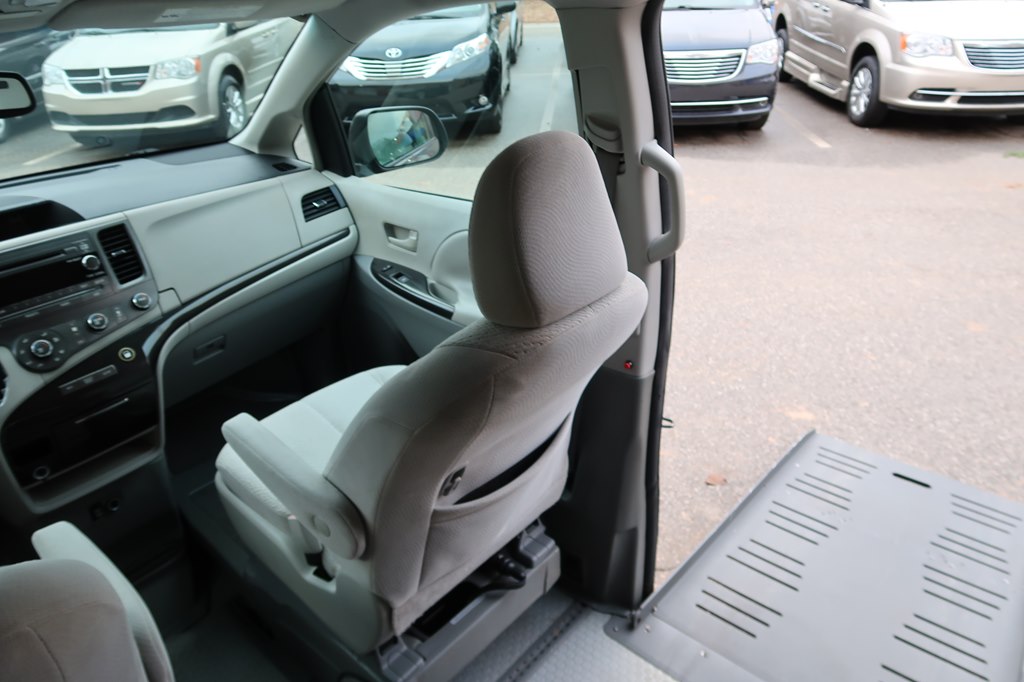 Photo 37 of this TOYOTA SIENNA