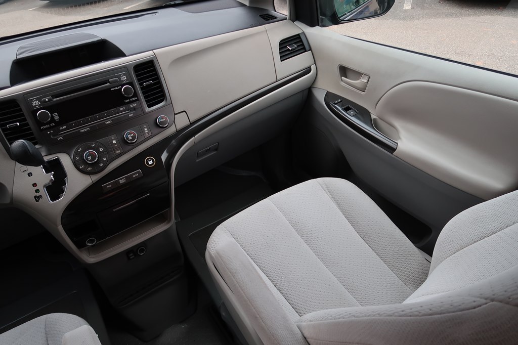 Photo 32 of this TOYOTA SIENNA