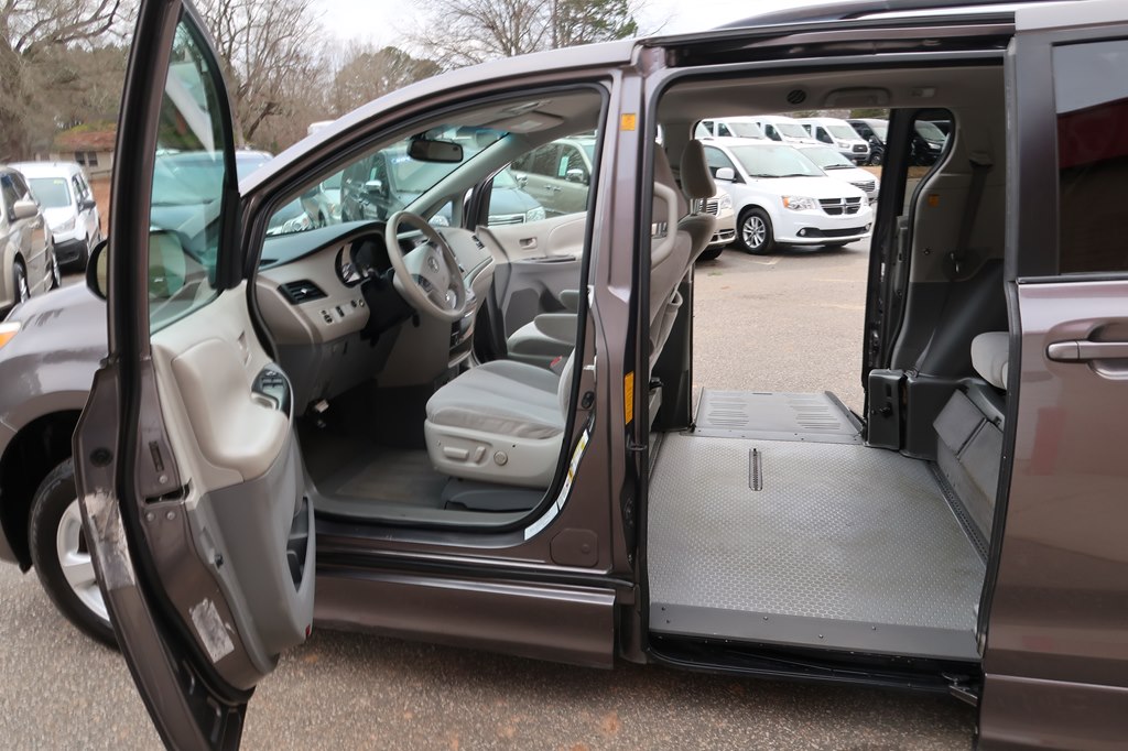 Photo 27 of this TOYOTA SIENNA