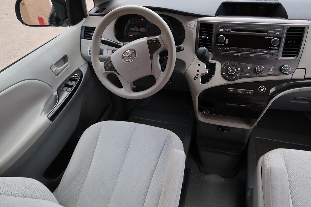 Photo 31 of this TOYOTA SIENNA