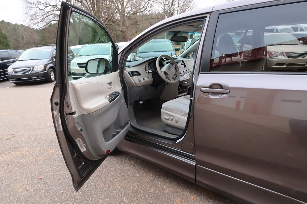 Photo 26 of this TOYOTA SIENNA