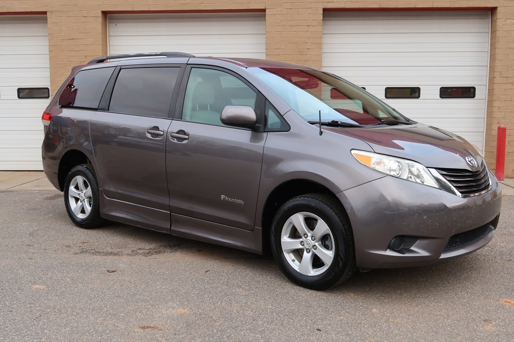 Photo 7 of this TOYOTA SIENNA