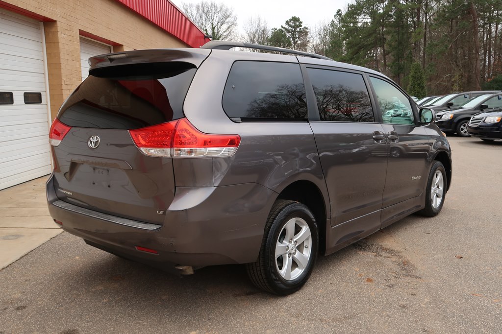 Photo 14 of this TOYOTA SIENNA