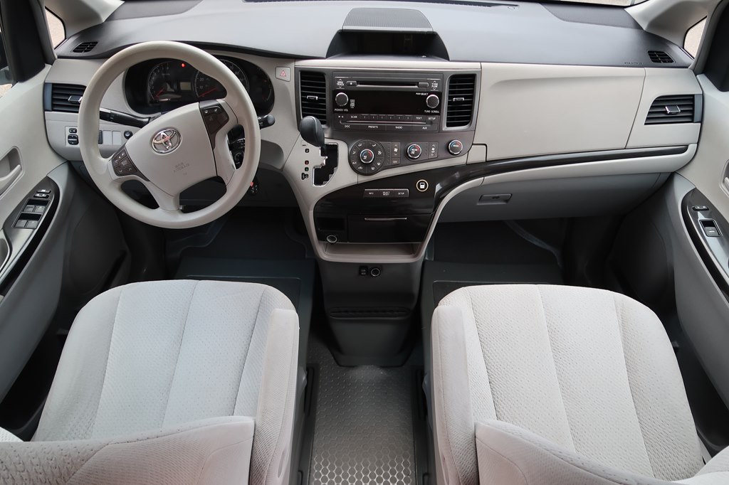 Photo 4 of this TOYOTA SIENNA