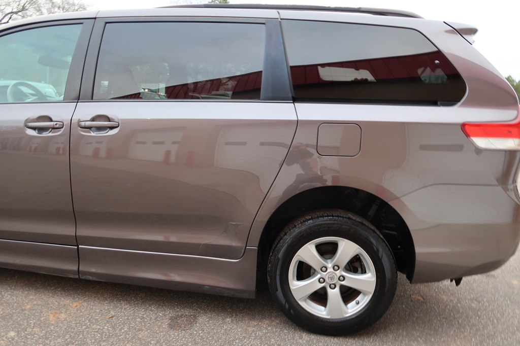 Photo 41 of this TOYOTA SIENNA