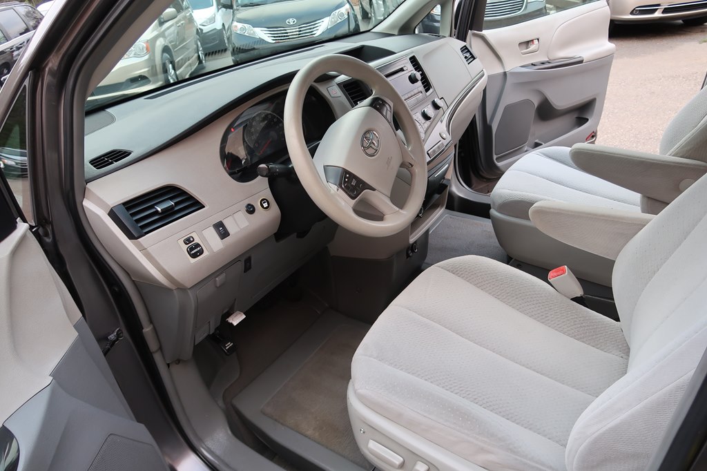 Photo 30 of this TOYOTA SIENNA