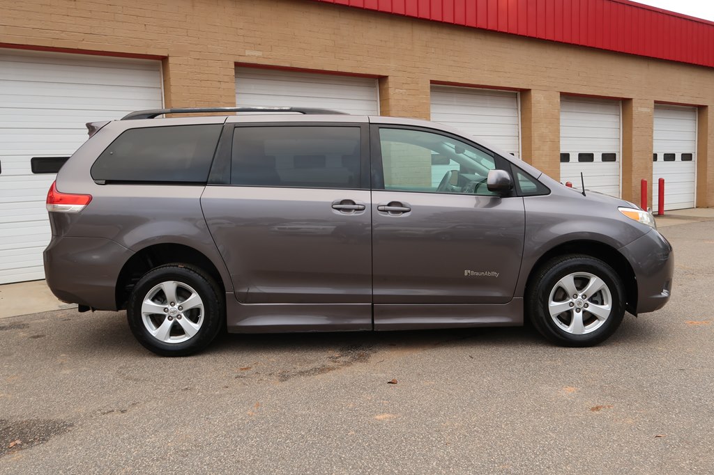 Photo 15 of this TOYOTA SIENNA