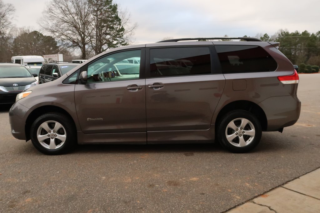Photo 11 of this TOYOTA SIENNA