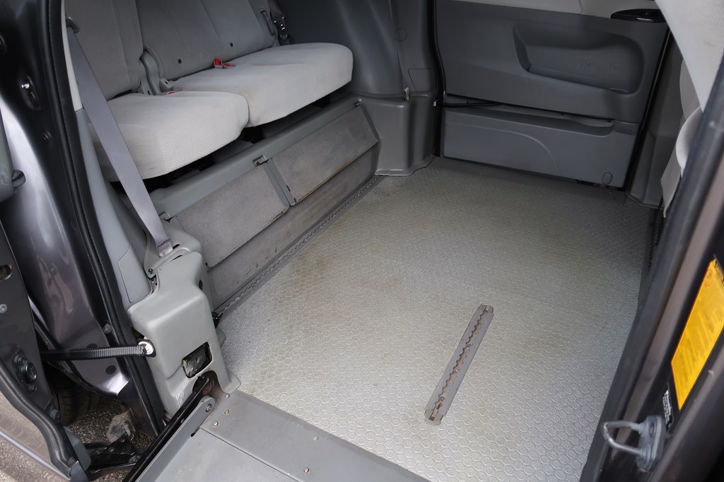 Photo 23 of this TOYOTA SIENNA
