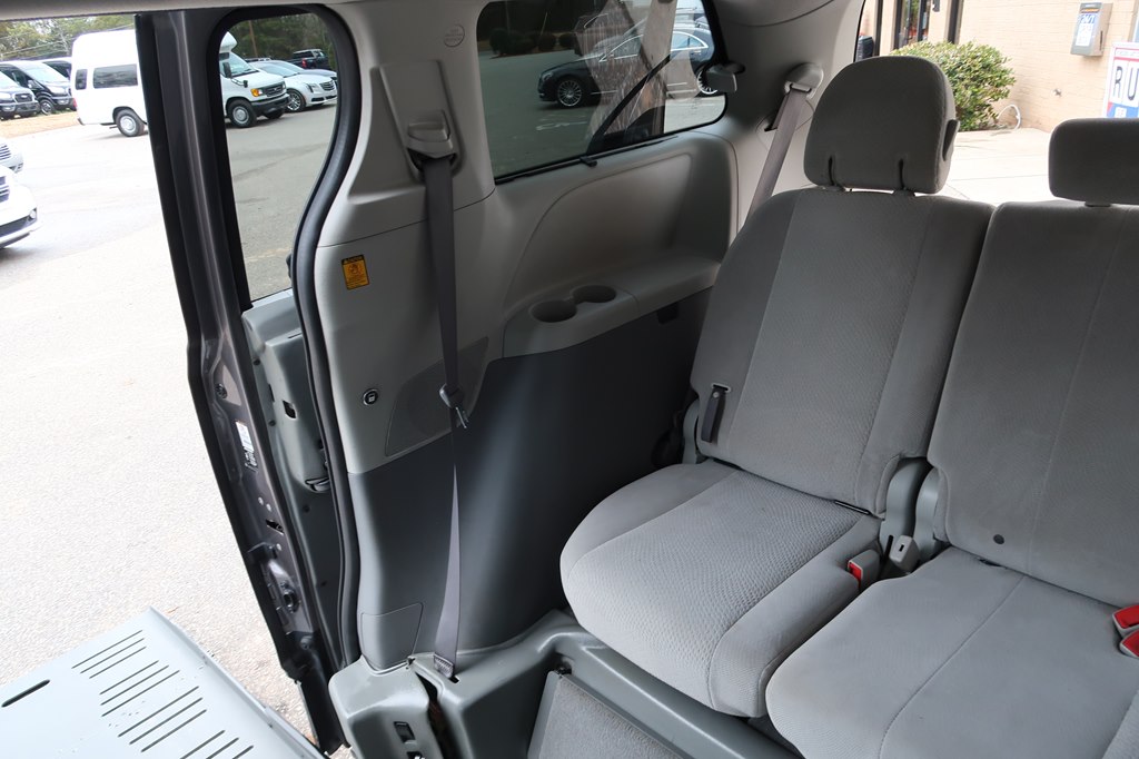 Photo 38 of this TOYOTA SIENNA