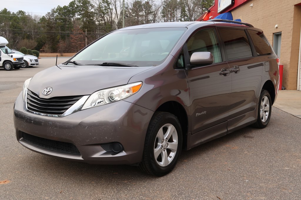 Photo 9 of this TOYOTA SIENNA