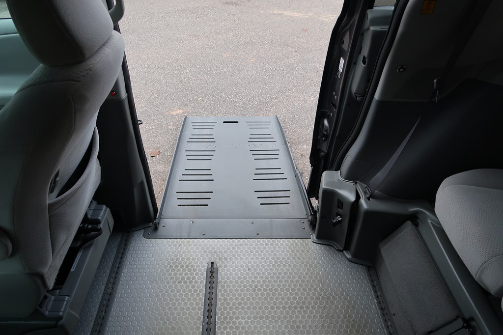 Photo 6 of this TOYOTA SIENNA