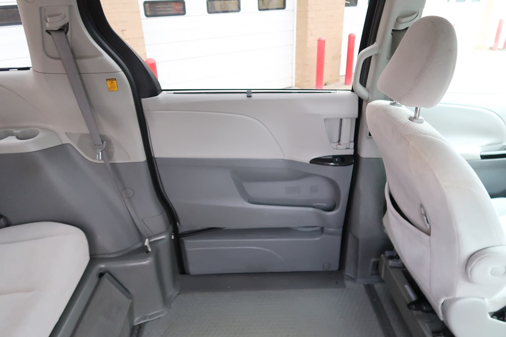 Photo 35 of this TOYOTA SIENNA