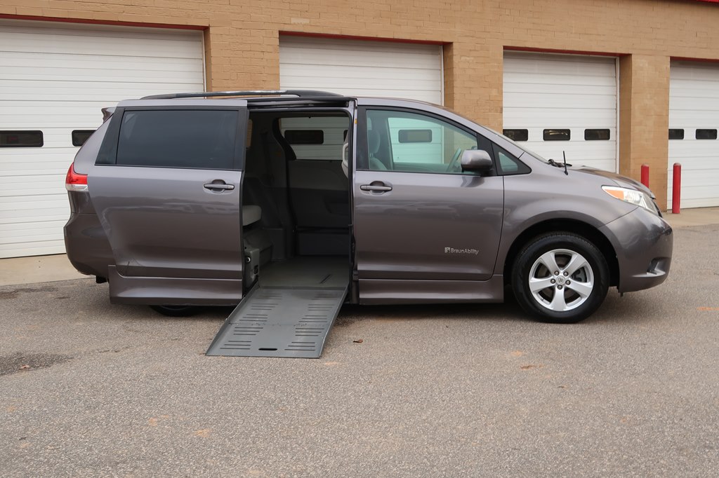 Photo 19 of this TOYOTA SIENNA