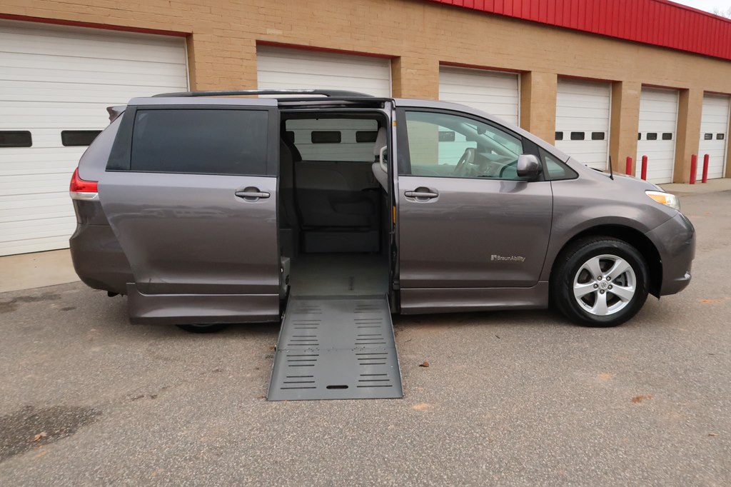 Photo 20 of this TOYOTA SIENNA