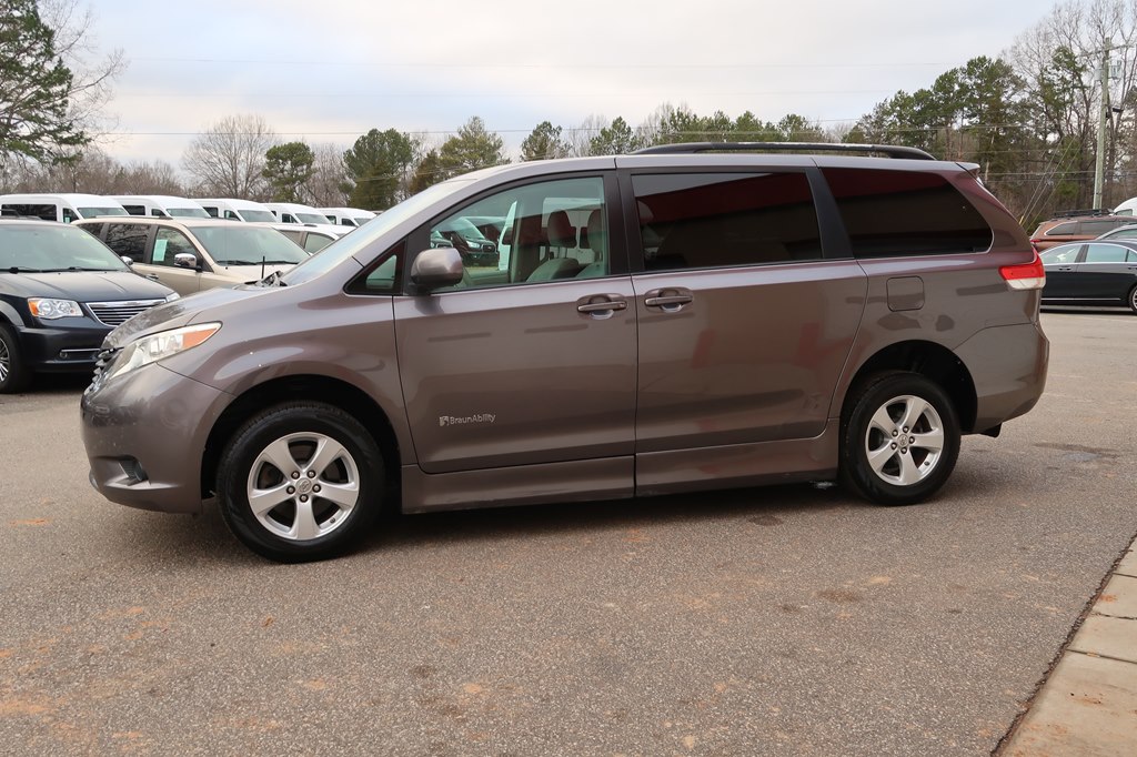 Photo 10 of this TOYOTA SIENNA