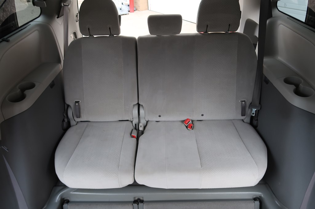 Photo 34 of this TOYOTA SIENNA