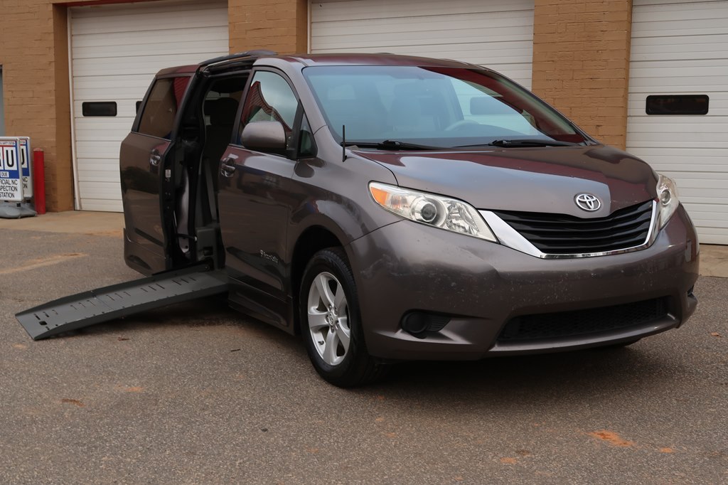 Photo 17 of this TOYOTA SIENNA