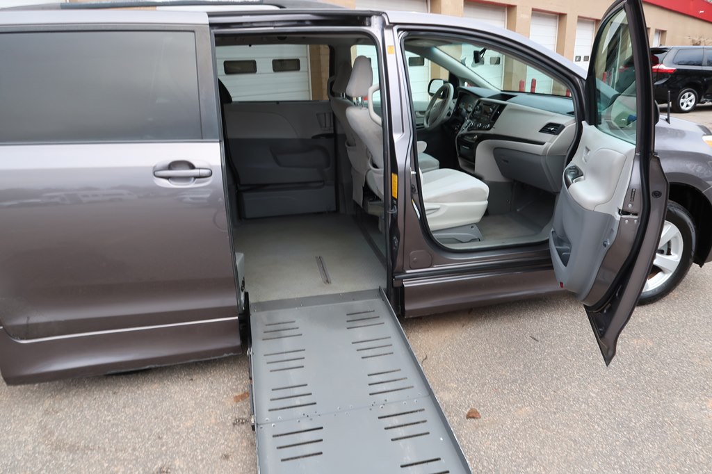Photo 24 of this TOYOTA SIENNA
