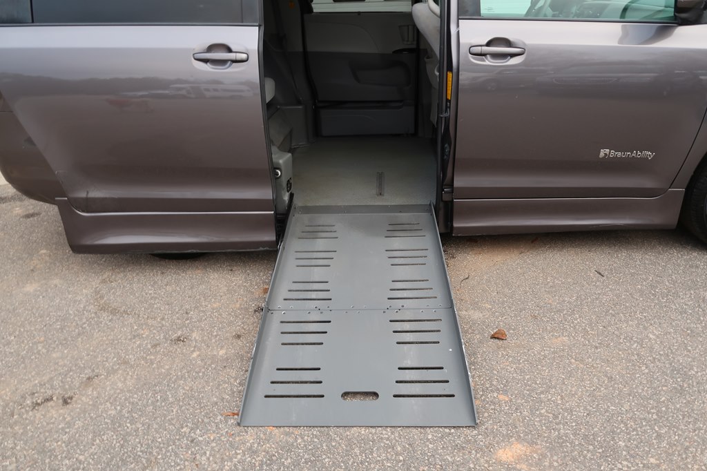 Photo 21 of this TOYOTA SIENNA