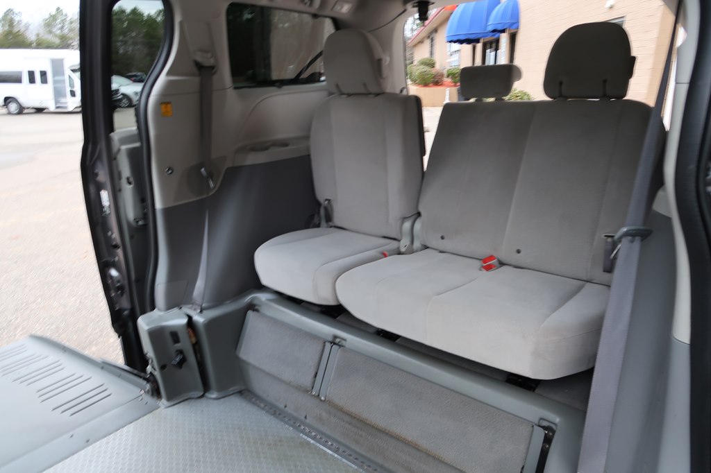 Photo 2 of this TOYOTA SIENNA