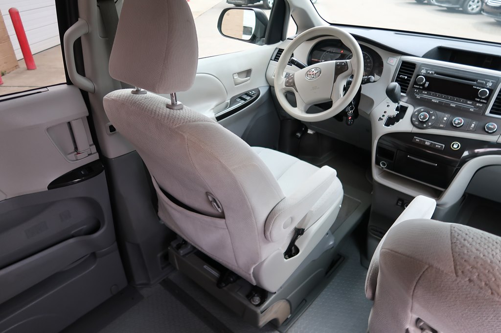 Photo 36 of this TOYOTA SIENNA