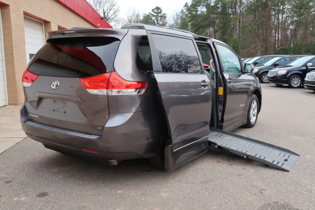 Photo 5 of this TOYOTA SIENNA