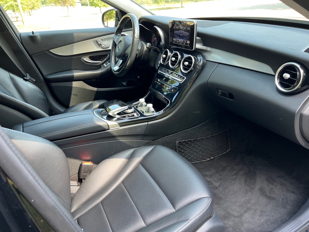 Photo 5 of this MERCEDES-BENZ C-CLASS