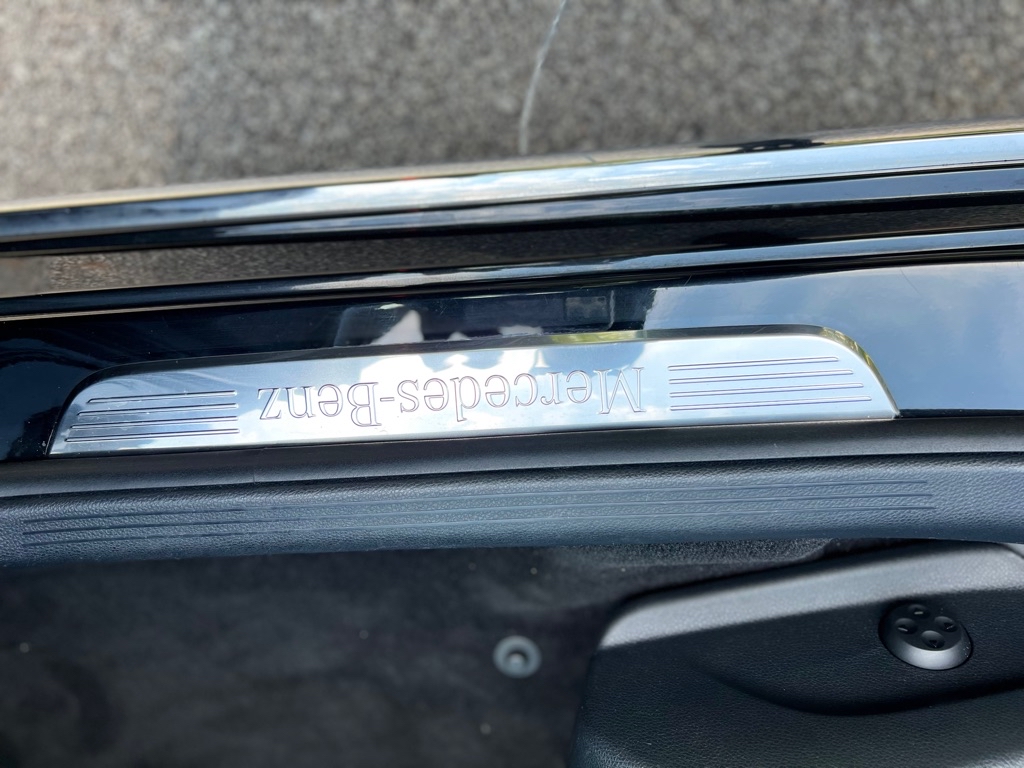 Photo 2 of this MERCEDES-BENZ C-CLASS