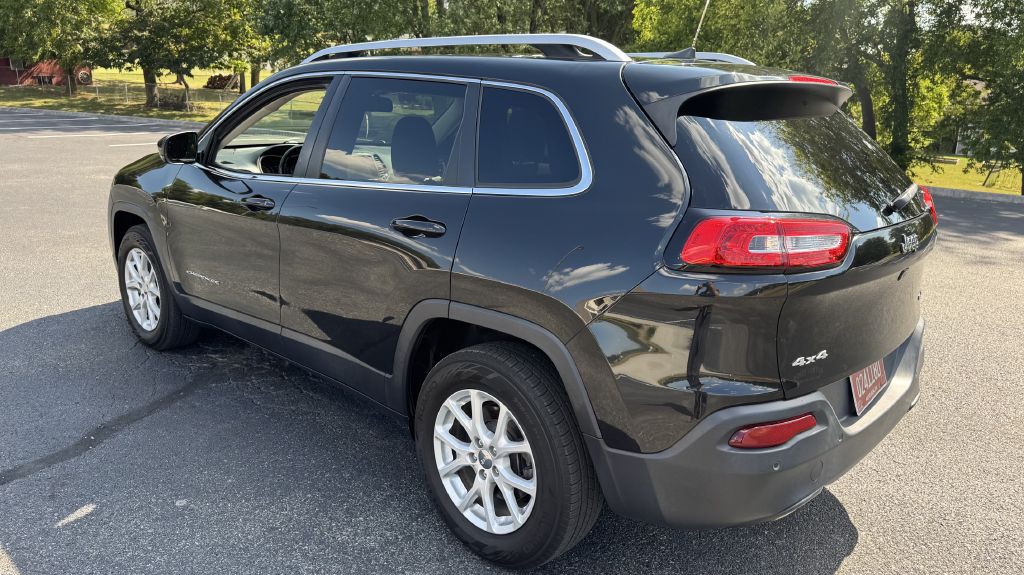 Photo 5 of this JEEP CHEROKEE