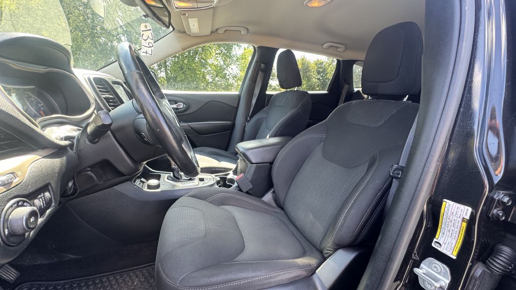 Photo 6 of this JEEP CHEROKEE