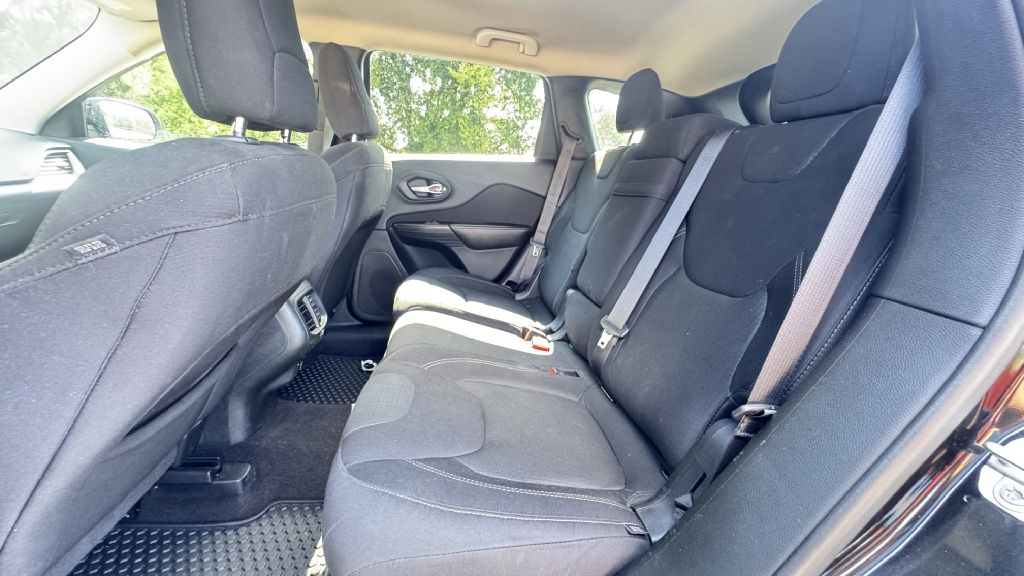 Photo 7 of this JEEP CHEROKEE