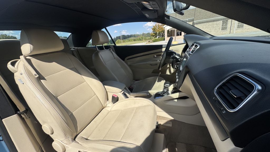 Photo 8 of this VOLKSWAGEN EOS