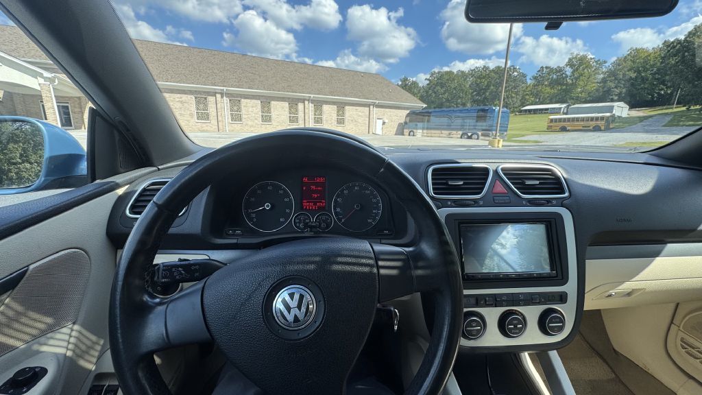 Photo 11 of this VOLKSWAGEN EOS