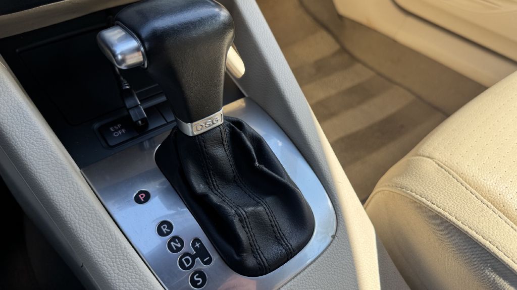 Photo 14 of this VOLKSWAGEN EOS