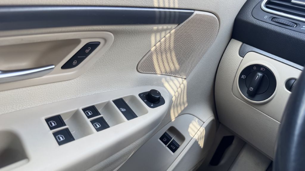 Photo 15 of this VOLKSWAGEN EOS