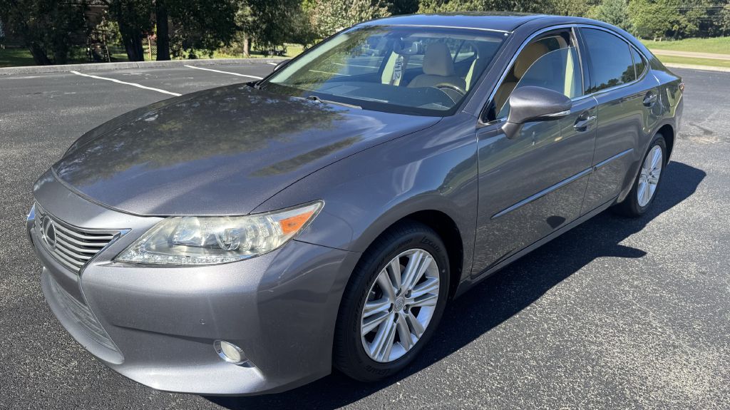 Photo 2 of this LEXUS ES