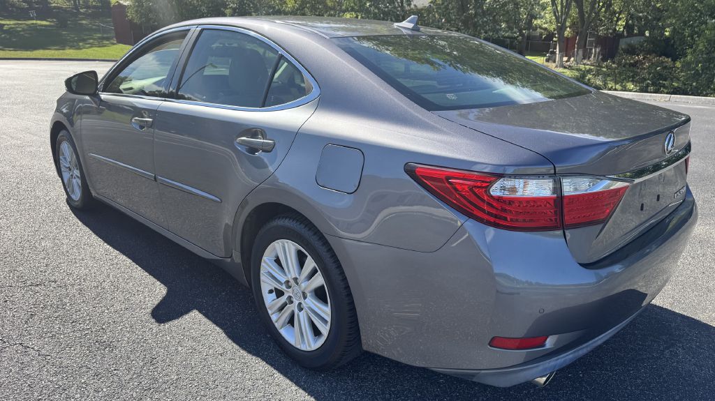 Photo 5 of this LEXUS ES