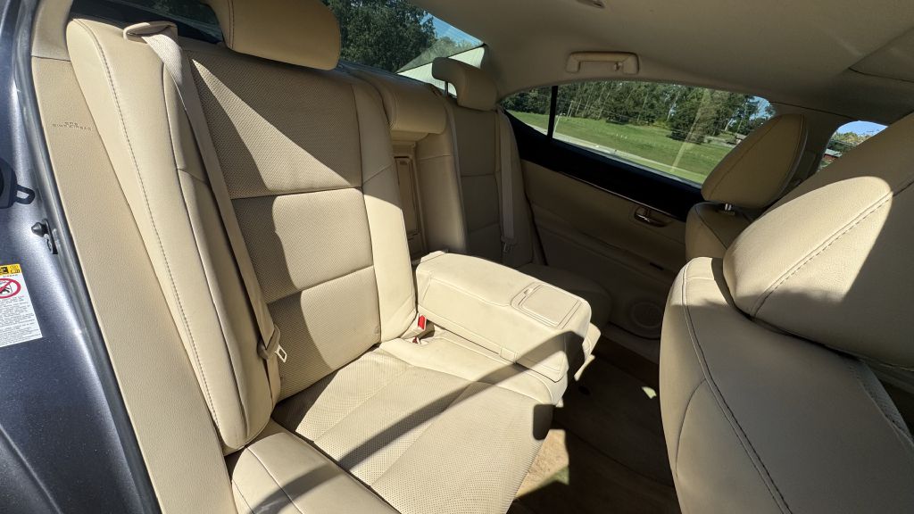 Photo 8 of this LEXUS ES
