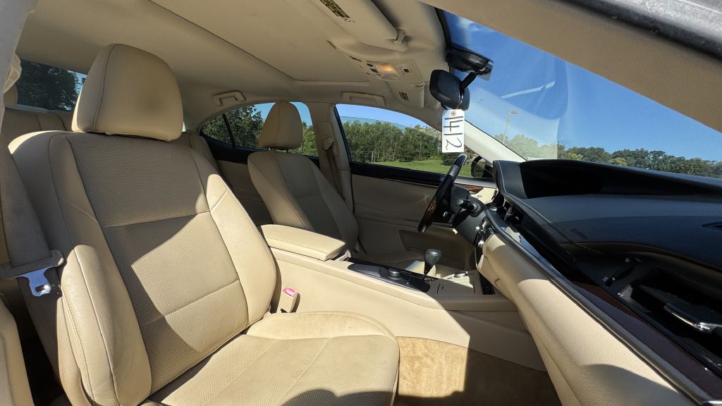 Photo 9 of this LEXUS ES